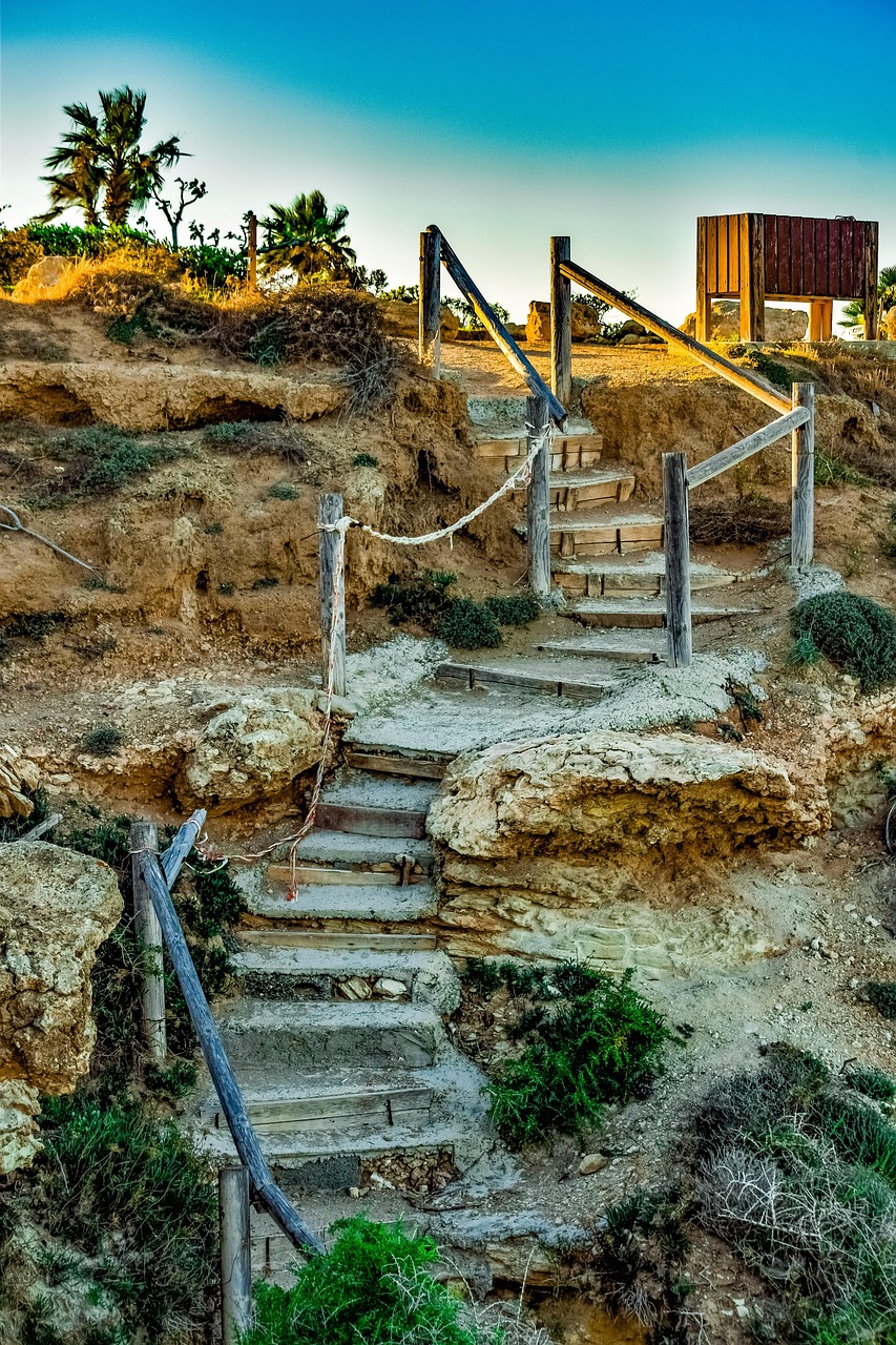 Comment rénover un escalier en bois pour lui redonner son éclat ? rénovation d'escaliers en bois : transformez et modernisez votre escalier avec des matériaux de qualité pour un intérieur chaleureux et élégant.