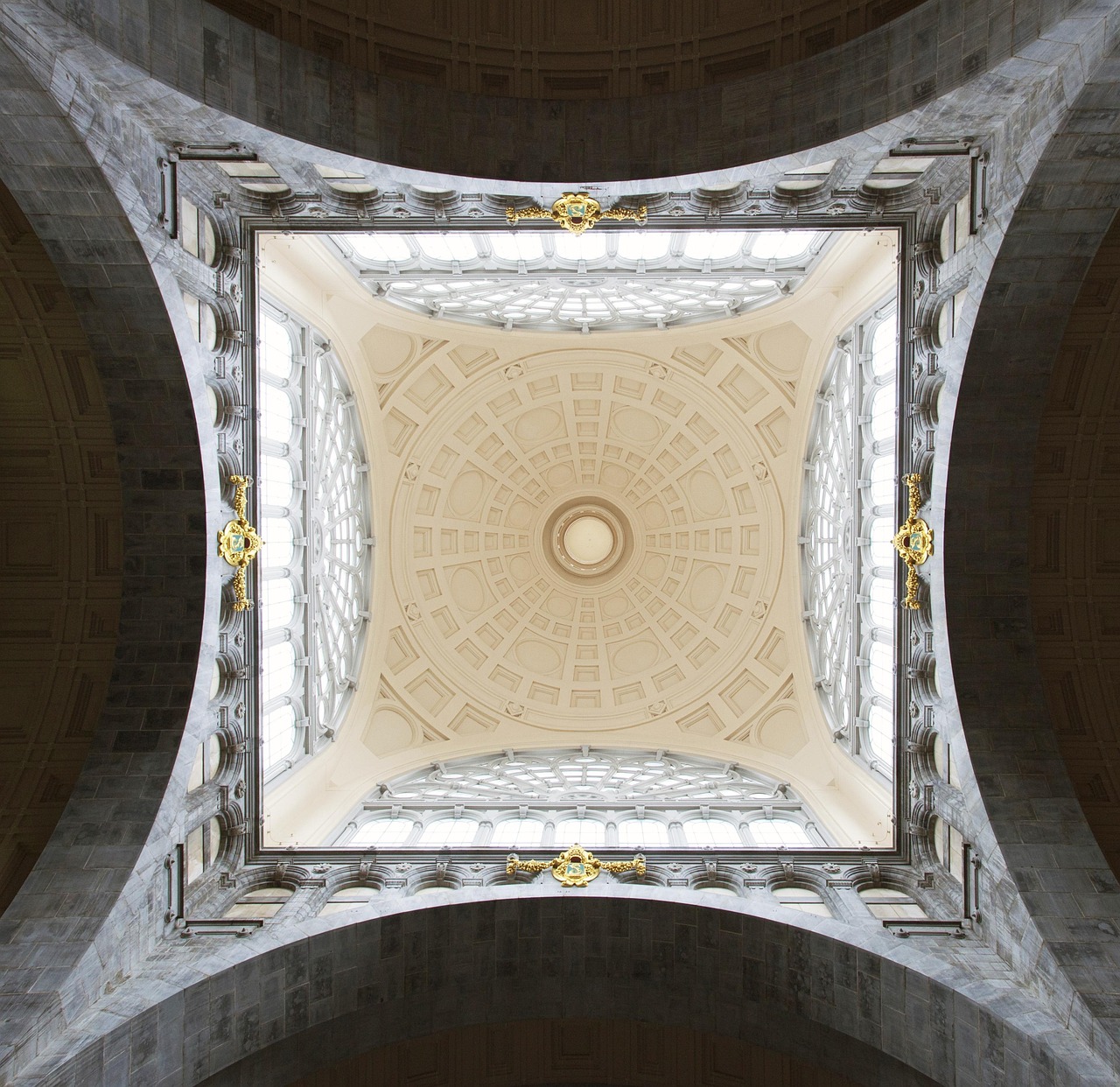 Quelles sont les étapes pour peindre un plafond sans traces ni coulures ?
